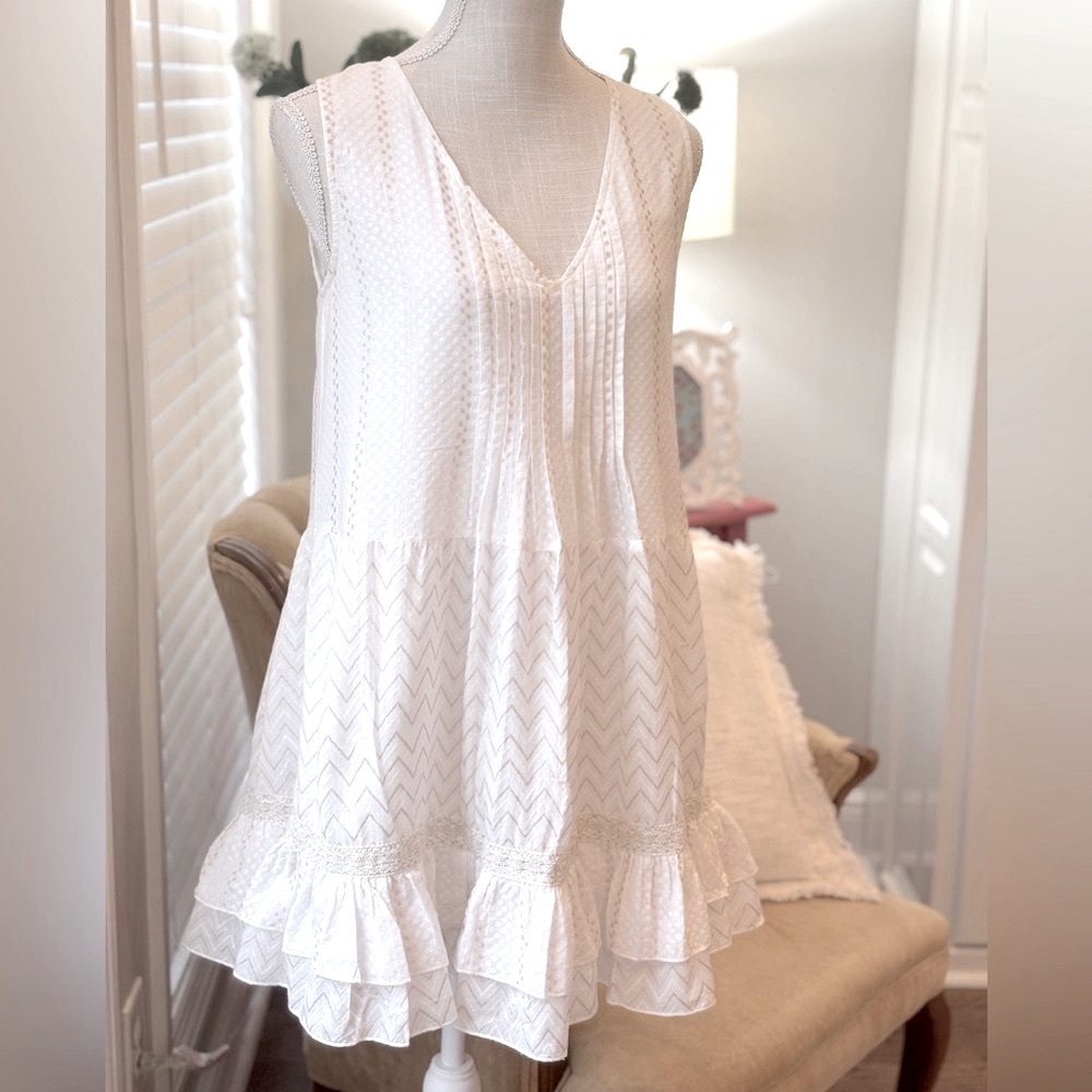 Sadie & Sage Babydoll Sleeveless S Mini Dress.  Womens | White | Metallic Gold